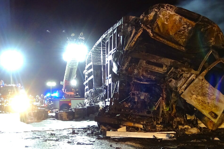 Bei diesem A14 Unfall sorgten die Bergungs- und Sanierungsarbeiten für eine stundenlange Vollsperrung (Foto: Matthias Strauss/dpa).