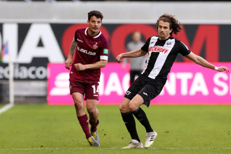 Mael Corboz (26, r.) am 35. Spieltag der 3. Liga gegen die SGD und Philipp Hosiner (32, l.).