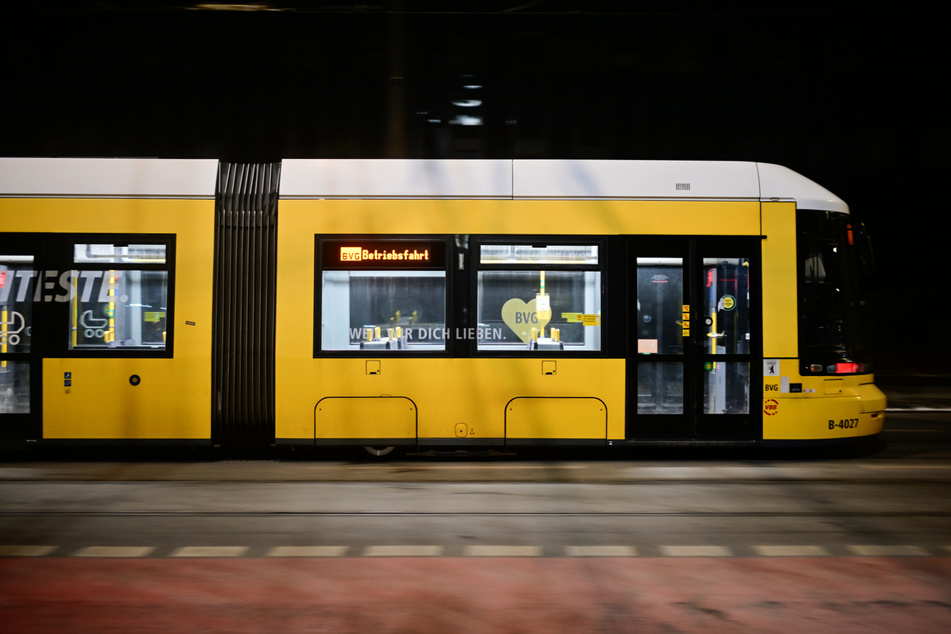 Damit die Oberleitungen wieder nicht gefrieren, ist die Tram ohne Fahrgäste im Einsatz.