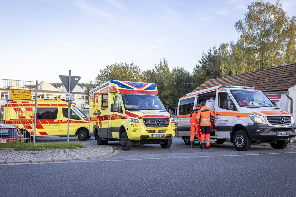 Zahlreiche Einsatzkräfte waren vor Ort und sicherten den Bereich ab.