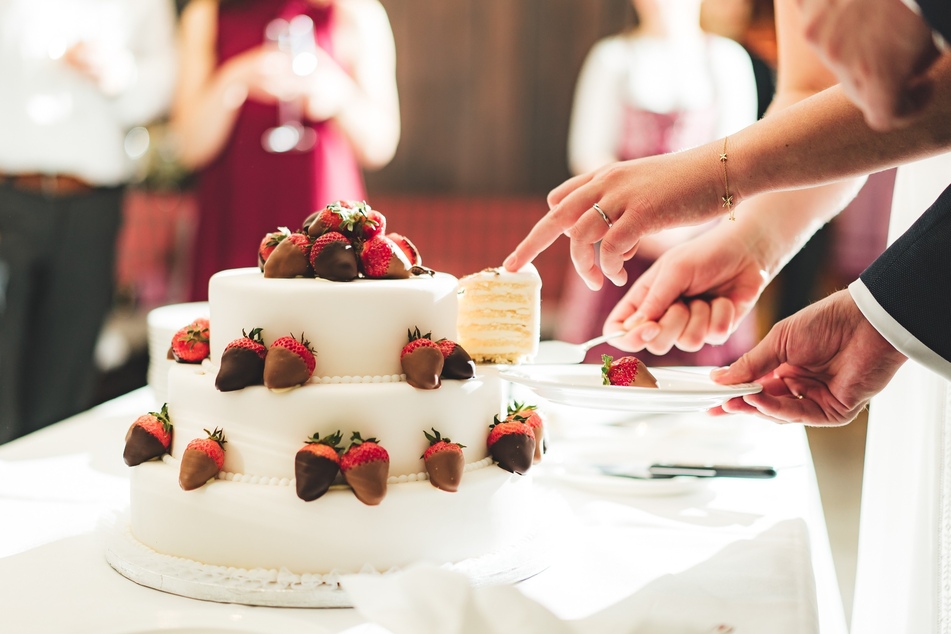 Das passende Geschenk zur Hochzeitstorte: Ein Tortenheber mit Gravur ist eine echte Überraschung. (Symbolbild)