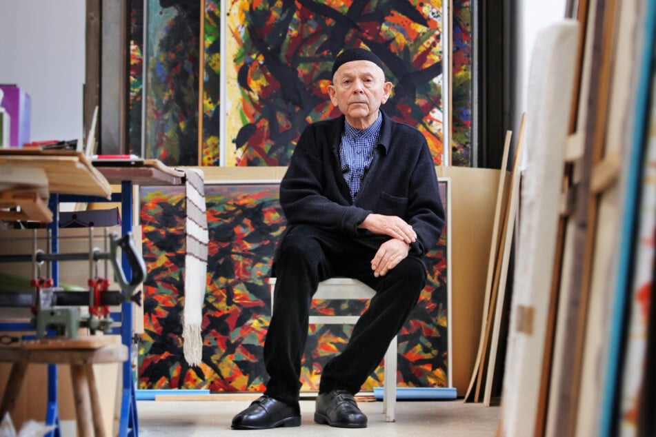 Maler Max Uhlig (83) schafft in seinem Dresdner Atelier in einer ehemaligen Chemiefabrik Gemälde mit expressivem Rhythmus.
