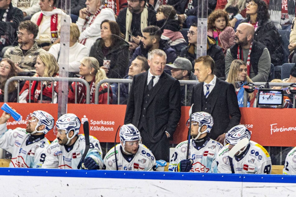 Eislöwen-Coach Niklas Sundblad (hinten links) hatte in Köln wenig zu lachen.