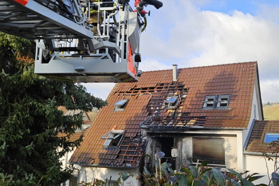 Das Haus wurde schwer beschädigt und ist nun unbewohnbar.