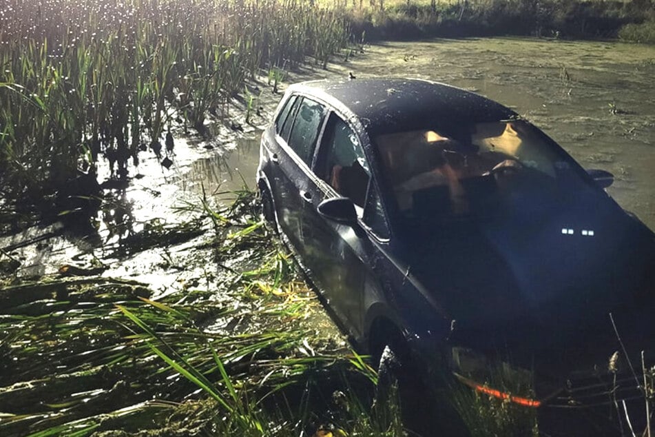 Spektakulärer Unfall! Auto kommt von Straße ab und schleudert in Wasserbecken