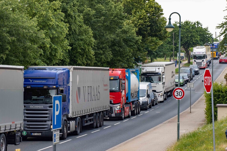 Der tägliche Stau-Wahnsinn 2021 im Autobahn-Anrainer Wilsdruff.