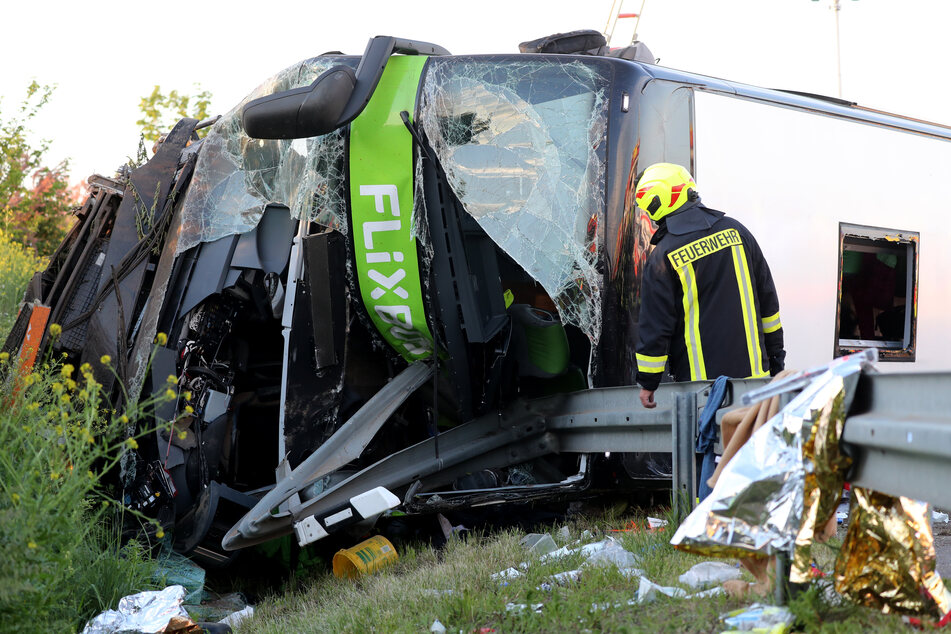Bei dem Flixbus-Unfall starb eine 63-jährige Frau.