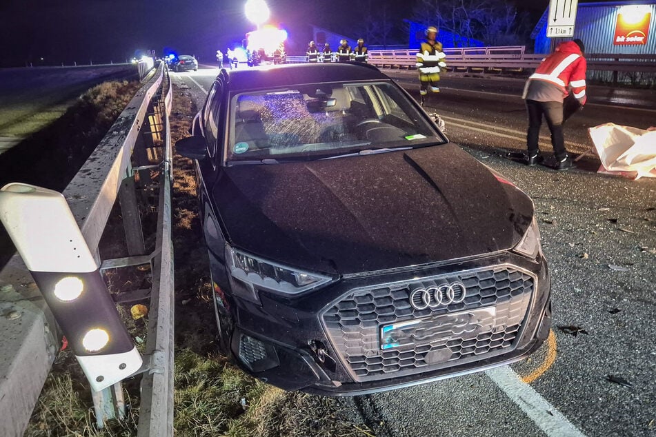 Feuerwehrleute sind an der Unfallstelle auf der B12 im Einsatz.