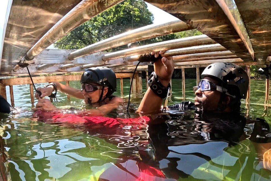 Giulia Siegel (49) und Mola Adebisi (51) steht das Wasser bei der Dschungelprüfung bis zum Hals.