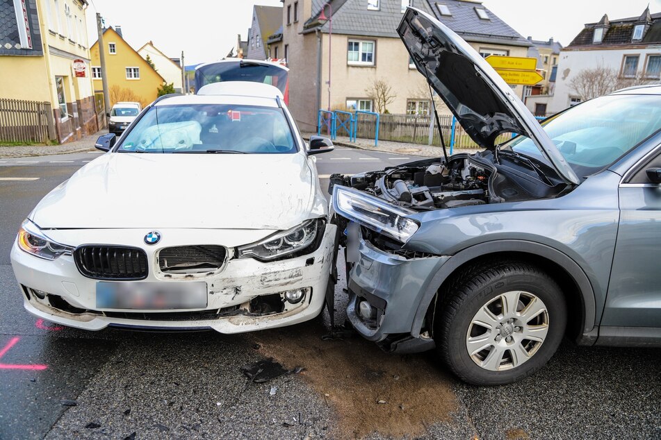 In Lauter-Bernsbach (Erzgebirge) kam es am Samstagnachmittag zu einem Kreuzungs-Crash.