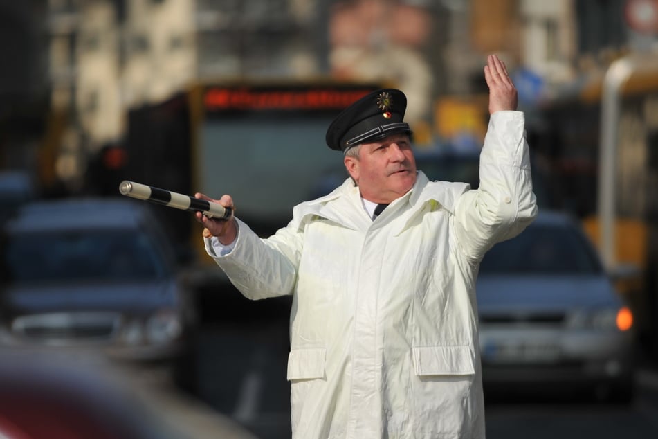 Der echte "Karajan vom Schillerplatz": Günther Jacob (75). Bevor er im März 2011 in den Ruhestand ging, durfte er noch einmal den Verkehr "dirigieren". (Archivfoto)