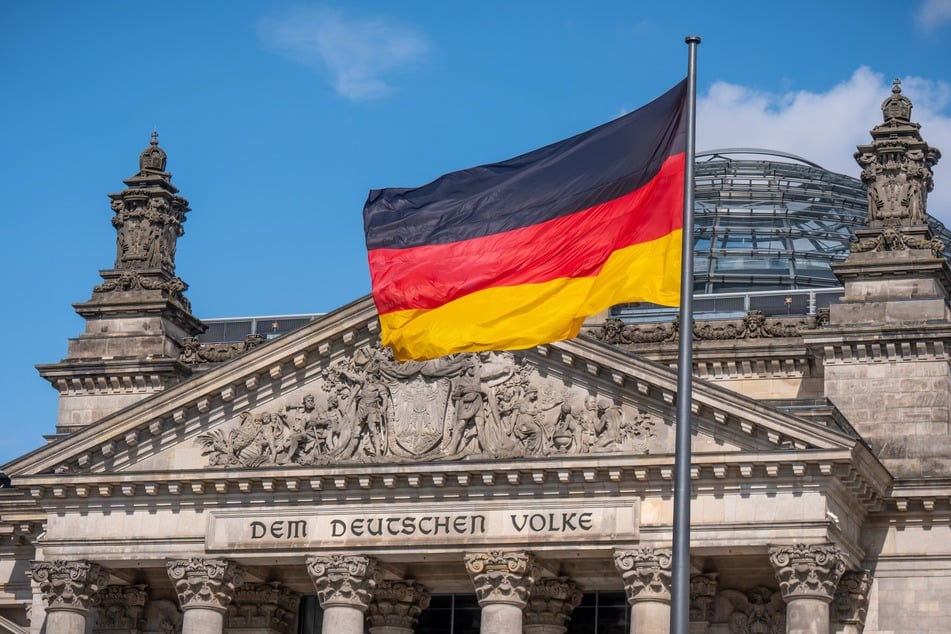 Ramelow will die deutsche Bevölkerung über eine neue Nationalhymne und eine neue Nationalflagge abstimmen lassen.