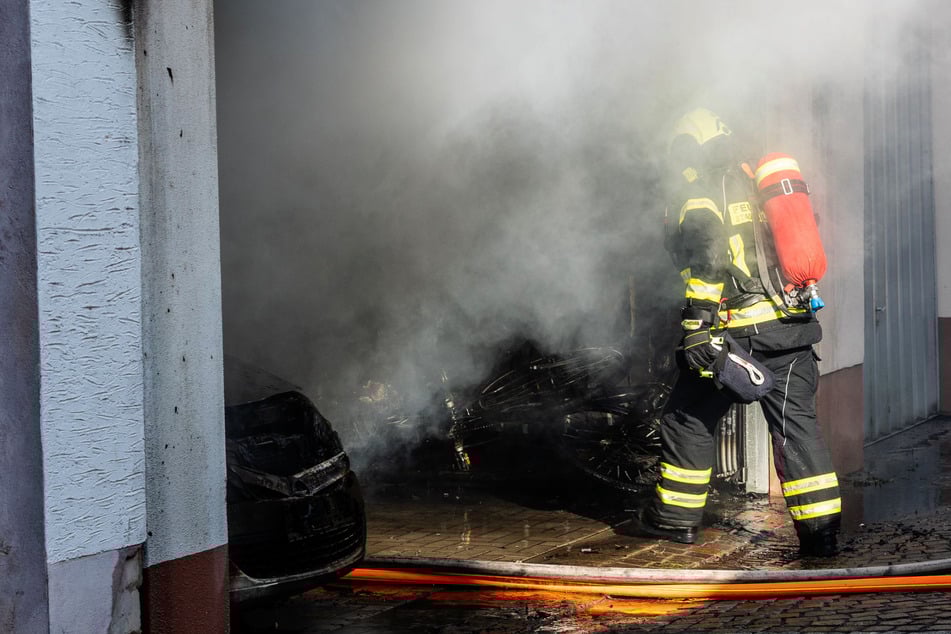 Rauch steigt auf, dann züngeln die Flammen: Garagenbrand verursacht 70.000 Euro Schaden