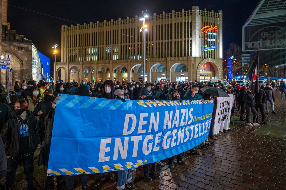 Fast 150 Gegendemonstranten standen auf dem Neumarkt gegen Rechte und Corona-Maßnahmengegner zusammen.