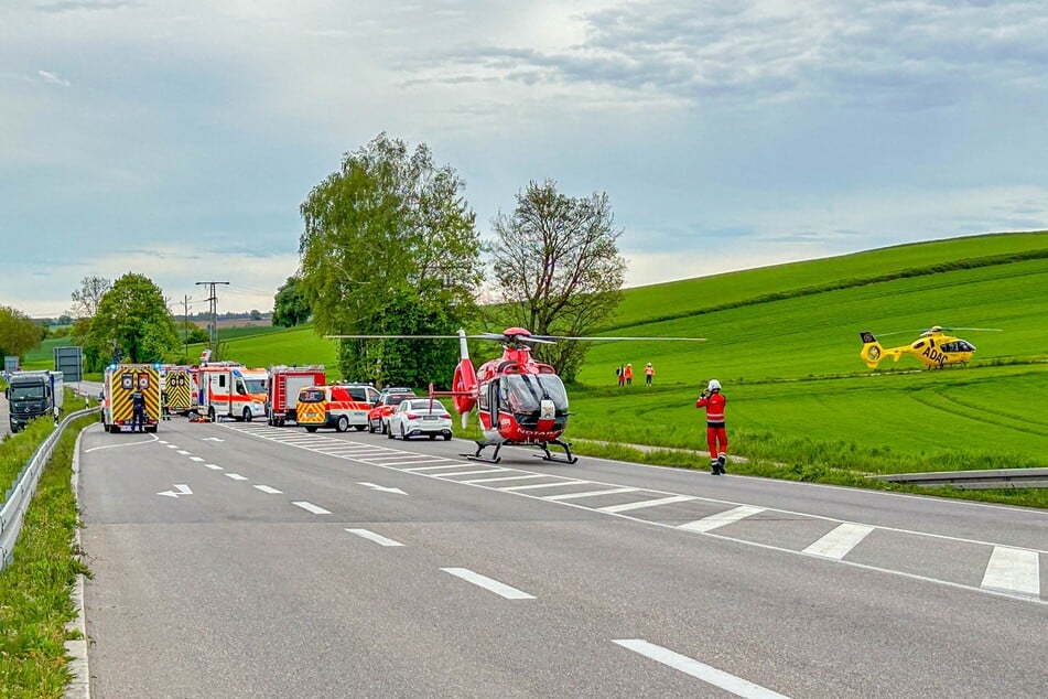 Aufgrund des schweren Unfallhergangs musste auch Rettung aus der Luft angefordert werden.