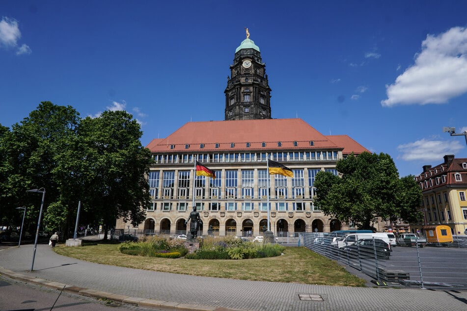 Mit dem Goldenen Rathausmann an der Spitze ist der Turm mit 100,3 Metern Dresdens höchstes Gebäude.