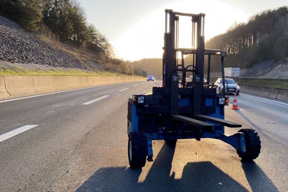 Kurioser Anblick sorgt für Notrufe: Herrenloser Gabelstapler steht mitten auf Autobahn