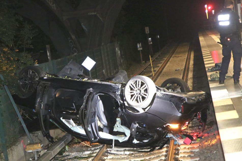 Der Fahrer starb trotz Wiederbelebungsversuchen.