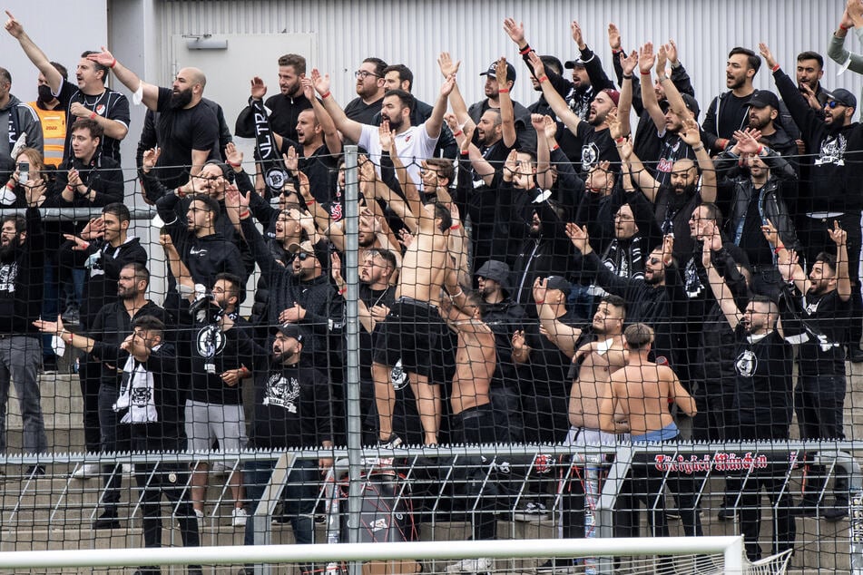 Fans von Türkgücü München feuern ihre Mannschaft an. Bei einem Regionalligaspiel kam es zu Ausschreitungen mit der Polizei. (Archivbild)