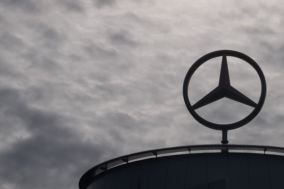 Mercedes-Mitarbeiter protestieren gegen Verkauf eigener Autohäuser