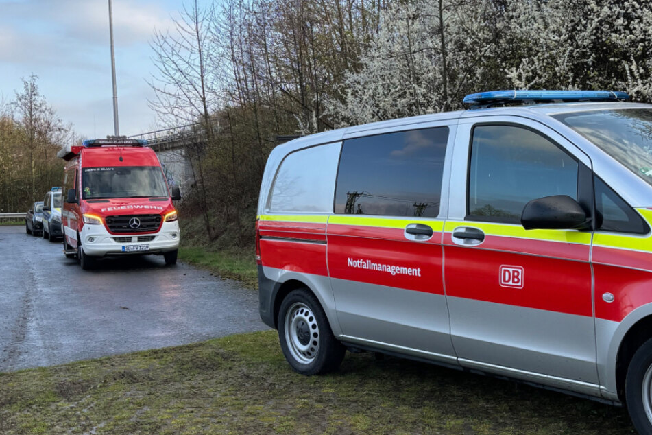 Neben Feuerwehr- und Polizeikräften war auch ein Notfallmanager der Deutschen Bahn im Einsatz.