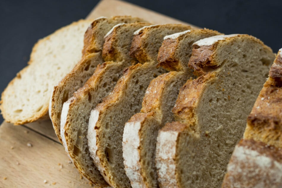 Brotkäfer fressen Brot und zahlreiche andere trockene Lebensmittel.