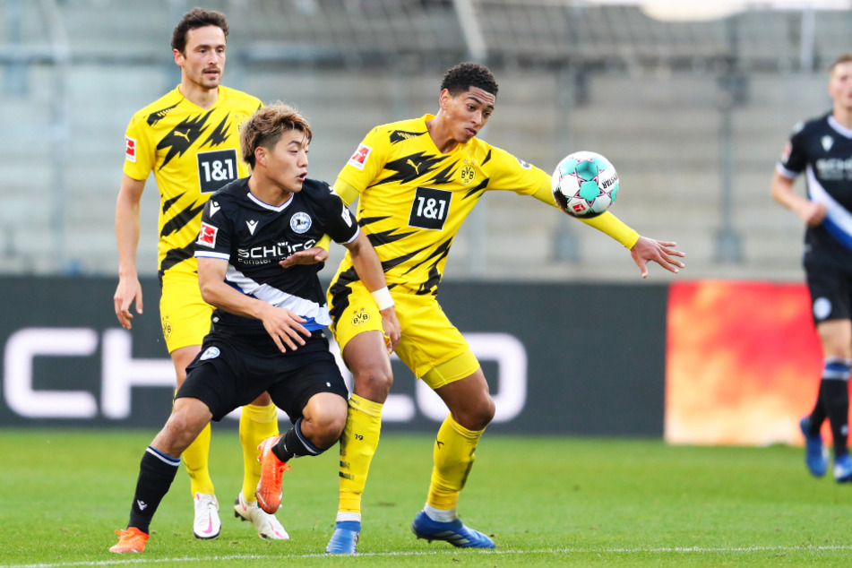 Enges Duell mit wenigen Höhepunkten! Im ersten Abschnitt hielt Arminia Bielefeld um Ritsu Doan (l.) gegen den BVB um Jude Bellingham (v.-r.) und Thomas Delaney (M.) die Null.