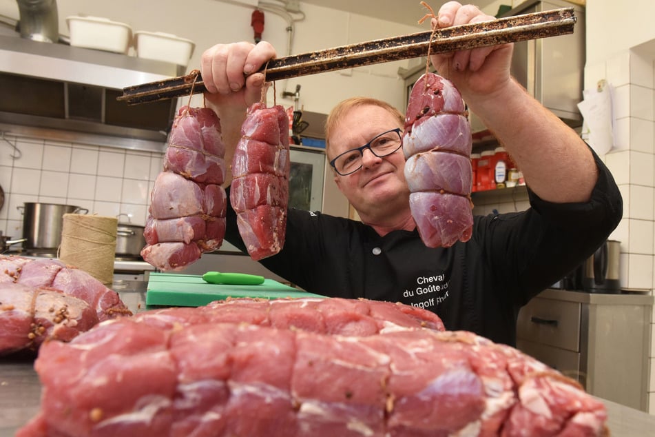Ingolf Fischer (57) aus Marbach stellt Salami und Schinken aus Alpaka-Fleisch her.