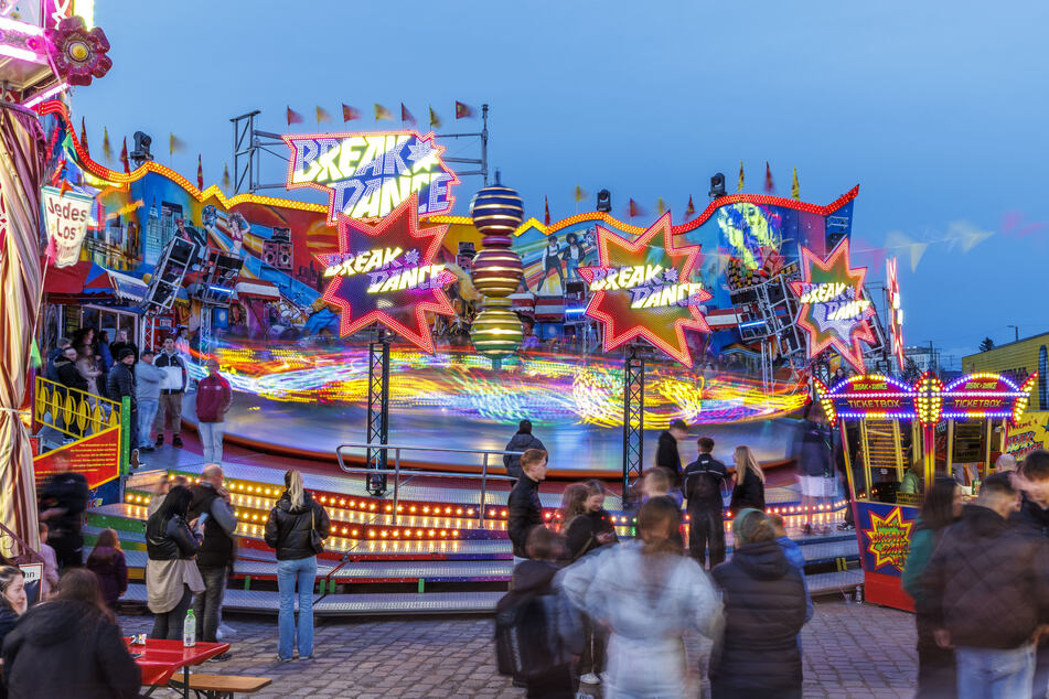 Auf den Festen gibt es diverse Leckereien und jede Menge Fahrgeschäfte.