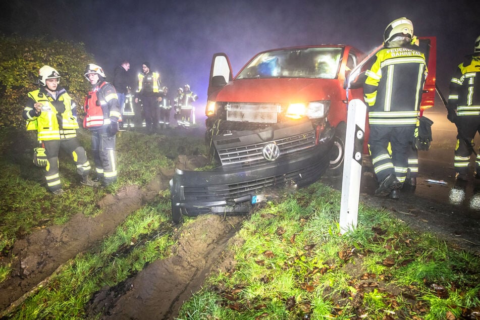 Vor allem die Front des Transporters wurde durch den Ausflug ins Wasser stark beschädigt.