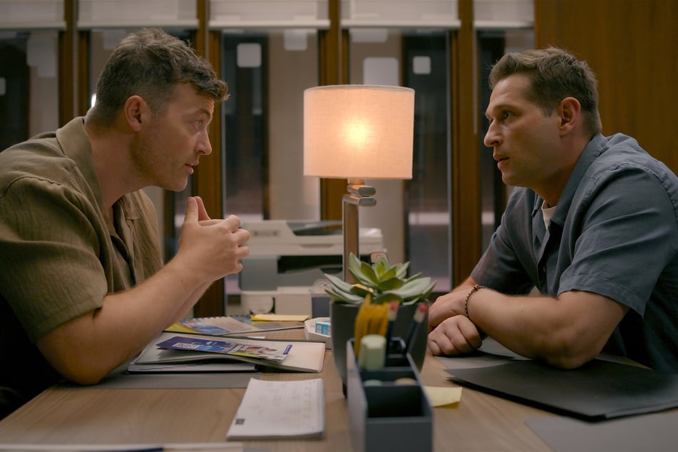 Ben (l.) macht Deniz klar, dass er nicht von jetzt auf gleich aus der Firma ausscheiden kann.