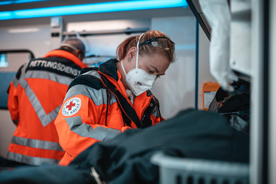 Sindy Meisegeier (25) hält es für möglich, dass der Patient selbst den Notruf gewählt hat, dann aber bewusstlos wurde und somit nicht die Tür öffnen kann.