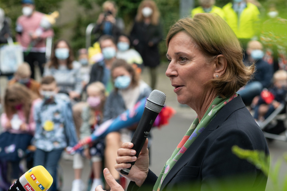 Yvonne Gebauer (55, FDP) ist Schulministerin von Nordrhein-Westfalen und fordert einheitliche Quarantäne-Regeln für Schulen in Deutschland.