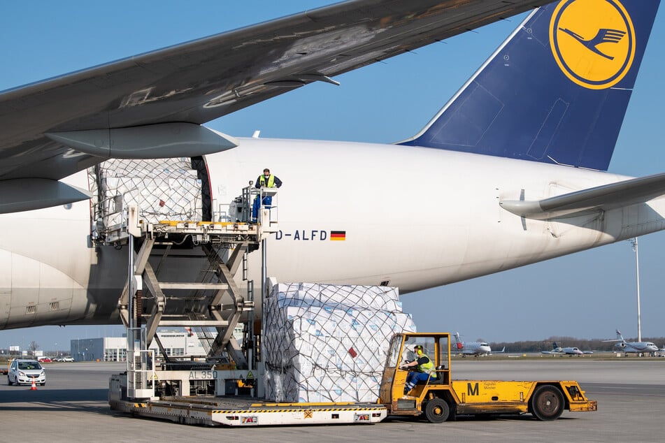 Ein Frachtflugzeug der Lufthansa Cargo wird auf dem Vorfeld vom Flughafen München entladen (Symbolbild).