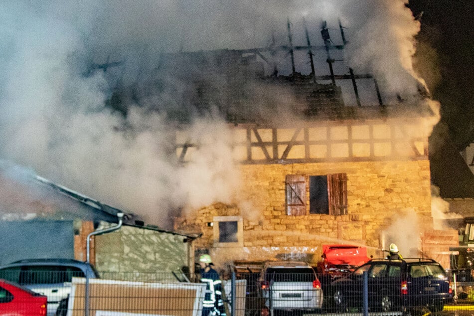 Im Kirtorfer Stadtteil Lehrbach brannte in der Nacht zu Samstag eine Scheune, der Bau war nicht zu retten.
