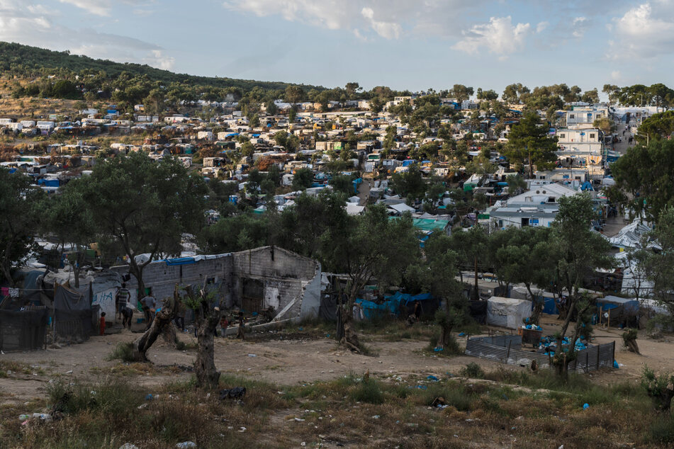 Blick auf das Flüchtlingslager Camp Moria und angrenzende Behelfslager.