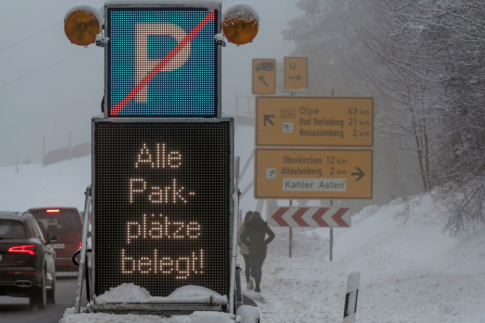 Ein LED-Hinweis-Schild mit der Aufschrift "Alle Parkplätze belegt!" steht an einer Kreuzung in der Nähe des Kahlen Astens.