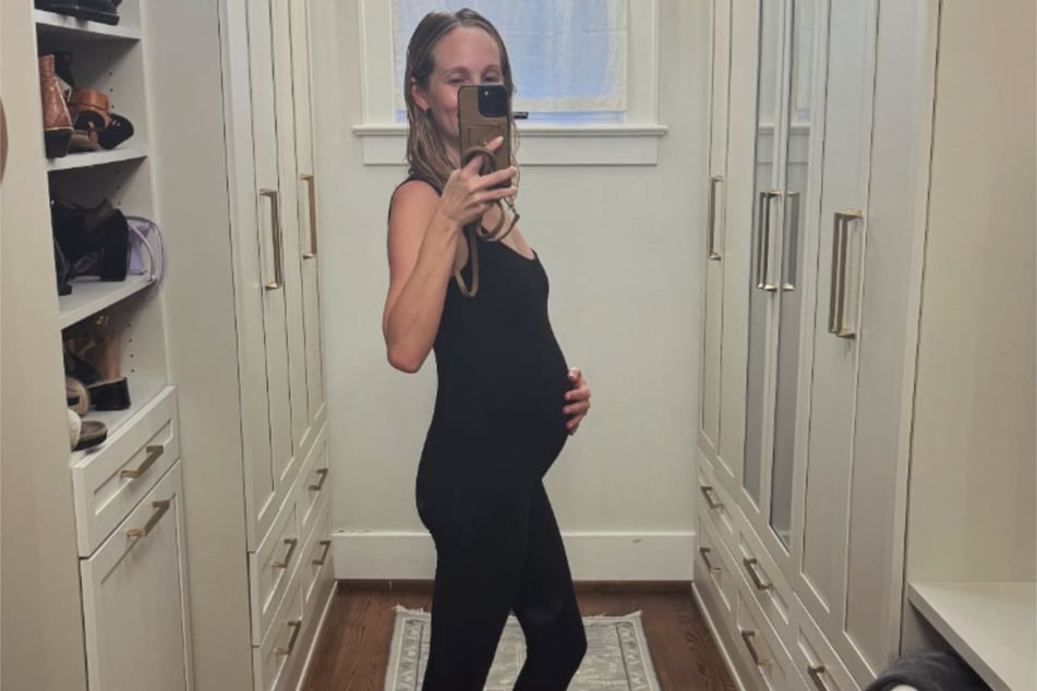 Auf dem Instagram-Account "candiceking" teilte die "The Vampire Diaries"-Bekanntheit erste Eindrücke ihres wachsenden Babybauchs.