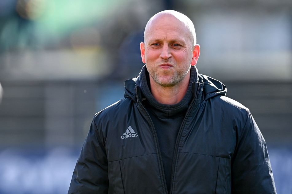 Timo Rost (43) schmunzelt. Der Bayreuth-Trainer befindet sich mit seinem Verein im Aufstiegskampf und verhandelt derzeit mit dem FC Erzgebirge Aue.