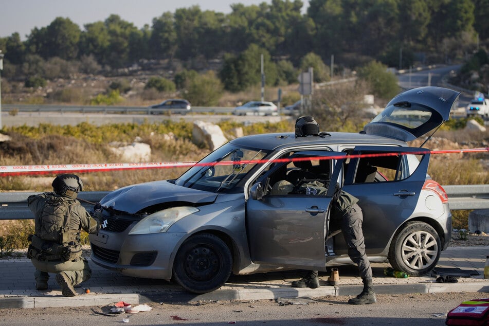 Israelische Sicherheitskräfte inspizieren nach dem Anschlag das mutmaßliche Täter-Fahrzeug.