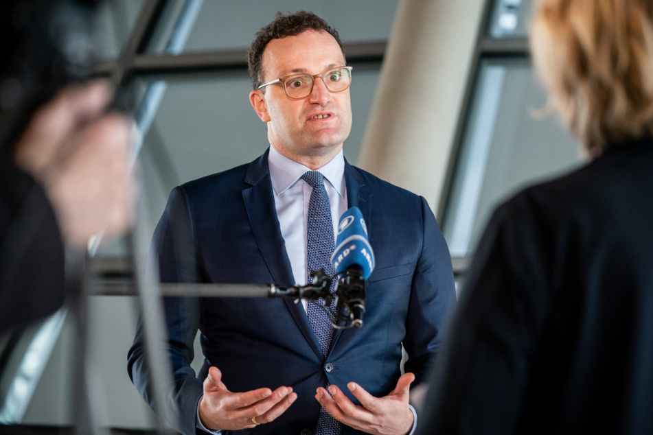 Jens Spahn (CDU), Bundesminister für Gesundheit, spricht bei einem Pressestatement im Bundestag.