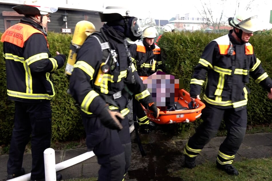 Hamburg: Feuerwehr rettet Mann aus brennender Laube, wenig später ist er tot