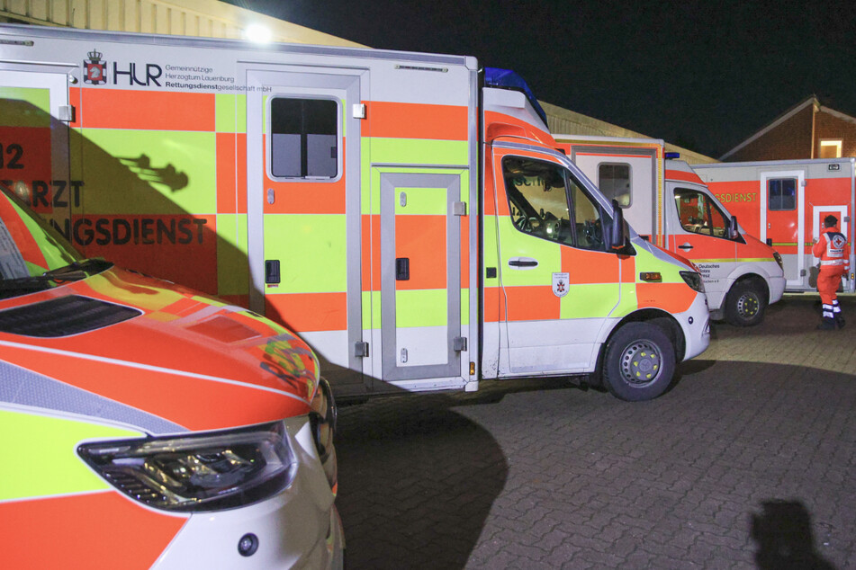 Auch mehrere Rettungswagen waren am Samstagabend in Schwarzenbek im Einsatz.