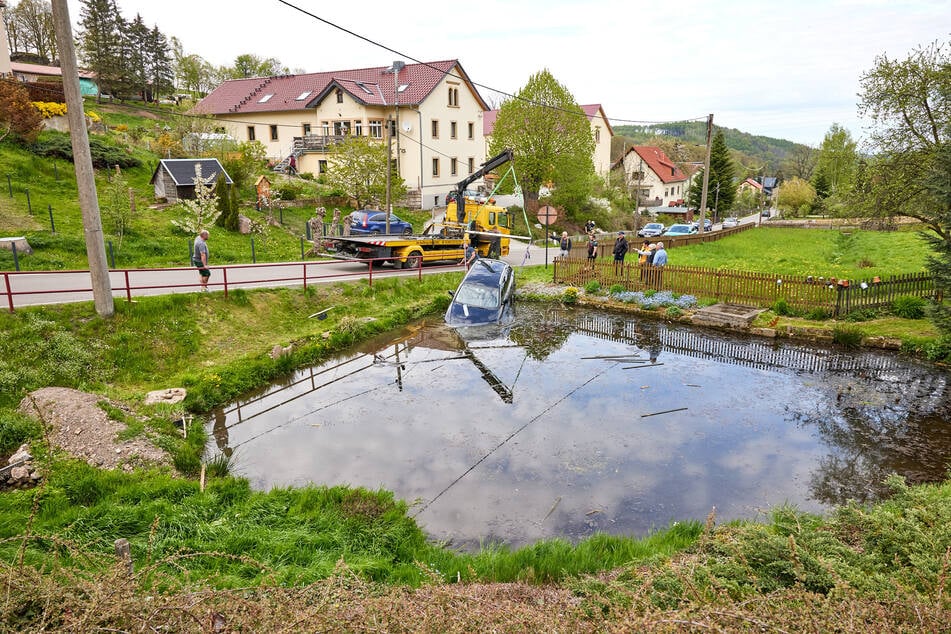 Der Audi A4 landete im Ortsteil Hartmannsbach in einem Teich.