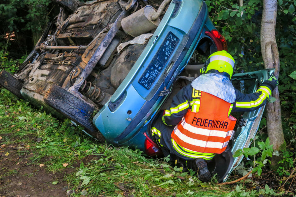 Zwei Unfallbeteiligte mussten bei der Einsatzübung aus ihrem Auto befreit werden.