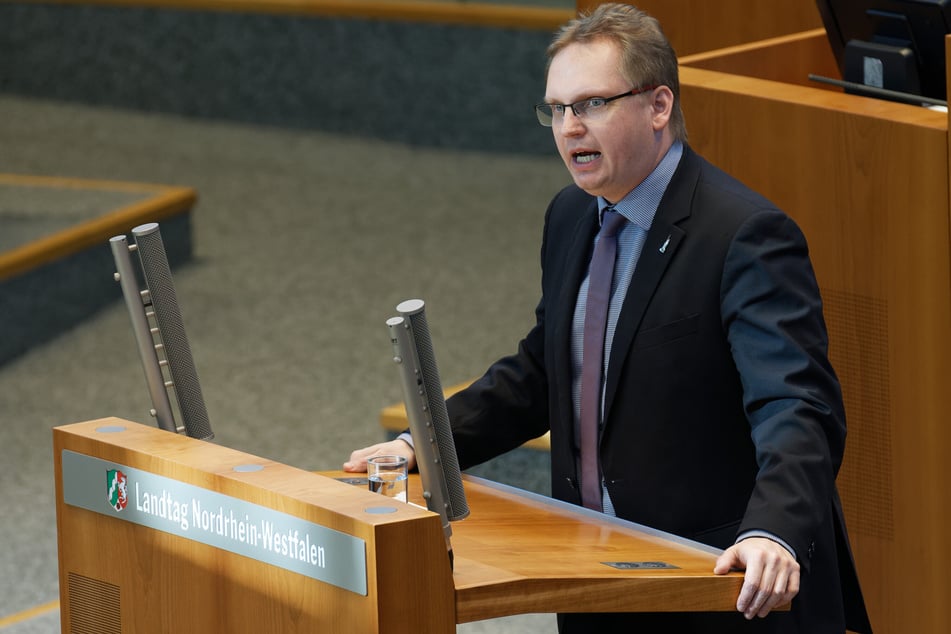 Der familienpolitische Sprecher der SPD Dennis Maelzer (44) erhebt wegen der Kita-Krise schwere Vorwürfe gegen die Landesregierung. (Archivbild)