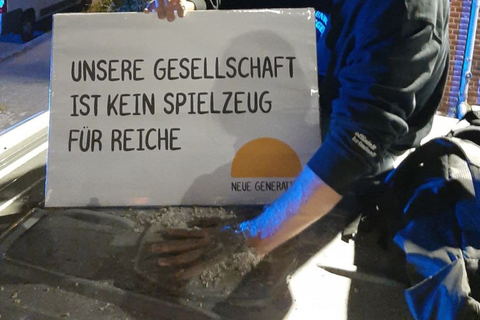 Eine Person musste mit einem Trennschleifer aus dem Fahrzeugdach geschnitten werden, da sich der Kleber nicht löste.