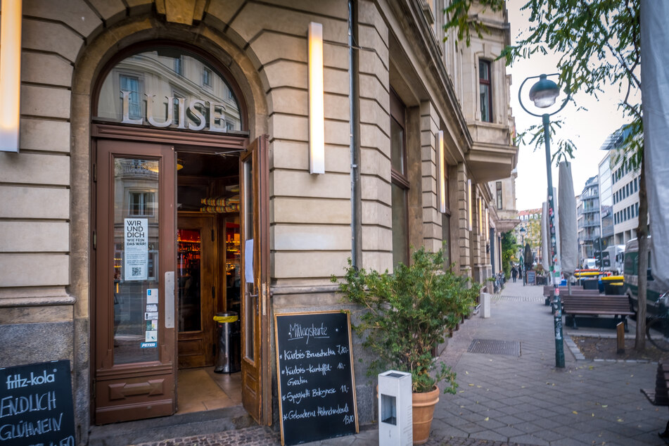 Nach einem Abstecher ins Waldstraßenviertel laden die vielen Bars und Cafés auf der Gottschedstraße wie das Luise zum Aufwärmen ein.