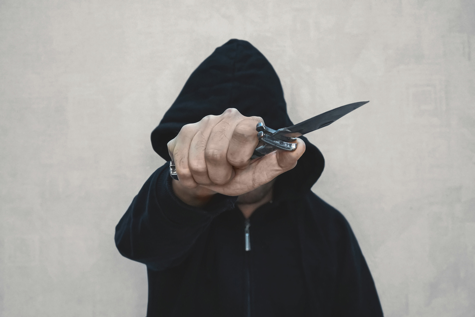 Ein Jugendlicher (17) bedrohte am Sonntagmorgen mehrere Personen in der Bahnhofsstraße in Döbeln mit einem Messer (Symbolbild).