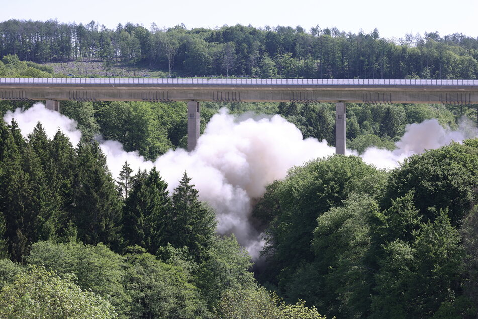 Die Talbrücke Sterbecke in Nordrhein-Westfalen rauschte am Pfingstsonntag in die Tiefe.